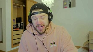 عاهرات أوروبيات حقيقيات يمصصن ويتنكن بقوة في حفلة جامحة