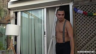 première double pénétration pour elea tatouée