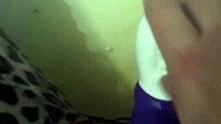 Pisse In Leggins In Die Badewanne