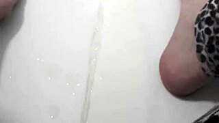 Pisse In Leggins In Die Badewanne