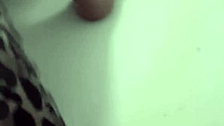 Pisse In Leggins In Die Badewanne