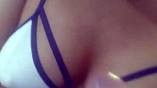 Nézd, ahogy latin mostohahúgom szenvedéllyel szopja le