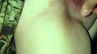 زوجة فاجرة ترش رذاذاً بأصابعها إلى ذروة برية