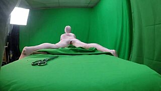 Scarlett Johnson shows teen pussy in morph