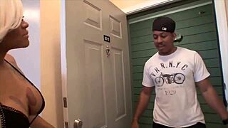 Kakey Apple Bottom Beauty Shakes Ebony Ass for Blonde