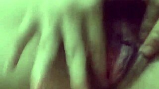 Girl masturbates with toys, so hot?