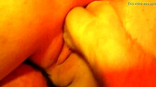 Жена получает кулаком грубую игру с игрушками в сочной зияющей пизде