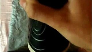 Priateľ pomáha panenskej nimfomanke s prehliadkou panenskej blany a prvou penetráciou