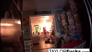 ليزبيانات مثيرات يجربن زيت الطفل اللامع في جلسة حارة مع بعض