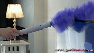 Novinha cavalga forte até o final pegajoso