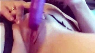 la rubia española milf lesbiana se masturba con juguete en su clítoris grande y chocho jugoso