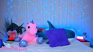 Sweet Alice sucks toy on webcam, fingers her ass and pussy to reach orgasm.