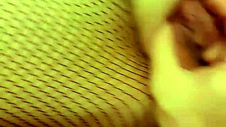 I masturbate my bald pussy, oh god it's so wet!!