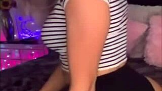 Hot Teen SHAKING ASS on Webcam
