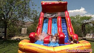 عصابة ليزبيان جامحة برا مع ألعاب في الكس والطيز