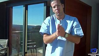 le masseur me baise sur le balcon