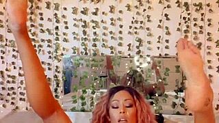 yenniferpink dances to the music with her big ass shaking