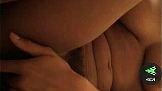 Morena de fuego se masturba para mí