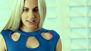 Ξανθιά 18+ Καταπίνει Μαύρη Πούτσα με Λαιμαργία