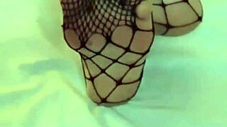 Cumming on the brunette's feet