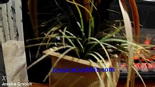 Jessica Grabbit in Hoe-White Cosplay Teases with Sultry Moves.