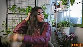 I love this leather fetish asmr with gloves, it's so intense but relaxing