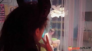 السيدة فوكسي إليز تركب زميل الغرفة في ليلة الهالوين المرعبة