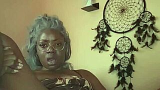 Nae in bed playing with her twat!