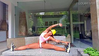 aula de alongamento com latina teacher no gym