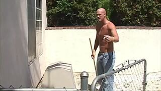 Dala je fantom kozarec vode - potem so jo pojebali