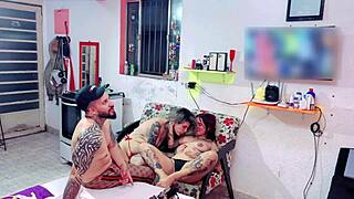 Fiquei escondido vendo minhas duas meia-irmã se pegando e se chupando toda elas me catou vendo eu fui participar da brincadeira com as duas