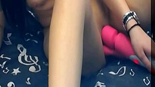 Solo girl’s pussy vibration show