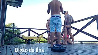 Fodendo as rabudas na sacada com blowjob e ass