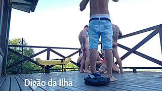 Fodendo as rabudas na sacada com blowjob e ass