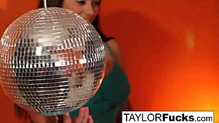 hot 70s sluts finger each others cunts