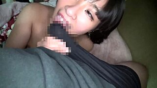 Babe Asia squirt sambil ngisep kontol Jepang dicukur