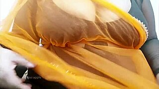 싱가포르 밀프가 거대한 가슴을 노출하는 거 봤어?