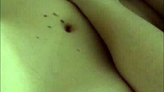 Хочешь услышать наши стоны во время домашнего лесбийского фингеринга?