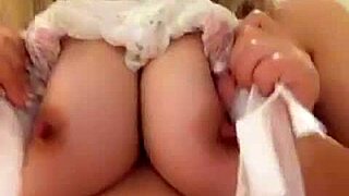 Aku suka pamerin tete besar yang melambung!