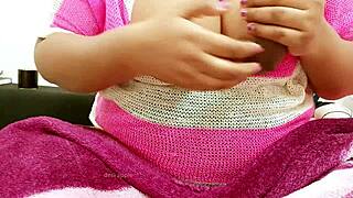 INDIAN SEXY LADY SHOWING HER BOOBS!