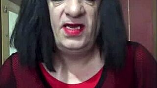 i'm a shy bisexaul crossdresser fillin myself up