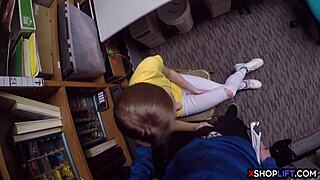 สาววัยรุ่นรัสเซียหุ่นเพรียวถูกจับขโมย โดนลงโทษจัดหนักในร้าน