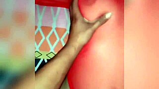 מחכה לו בתחתונים אדומים סקסיים. המתח עולה כל שנייה