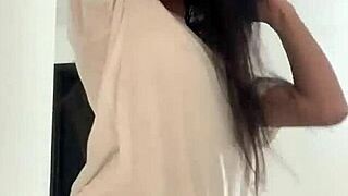 Bailando Desnuda, Latina Shows Off Perfect Ass and Open Curves