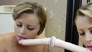 البنت الجميلة تمص زبين وتاكل لبن زي المحترفة