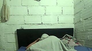 cuando mi hermanastra esta sola aprovecho para chupar pene rico