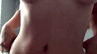 18-летняя блондинка-аматор демонстрирует тело и вибрирует киску для банка трусиков