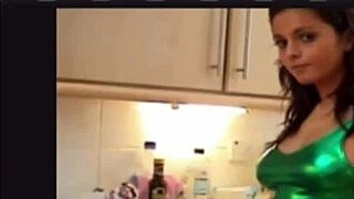 Fræk brunette i trusser gør mig vild