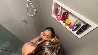 chamei minha amiga pra banho e nos pegamos no chuveiro