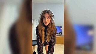 Increible como folla esta chica mientras escucha musica su co�o aprieta mi polla y tiene un orgasmo hablando en espa�ol